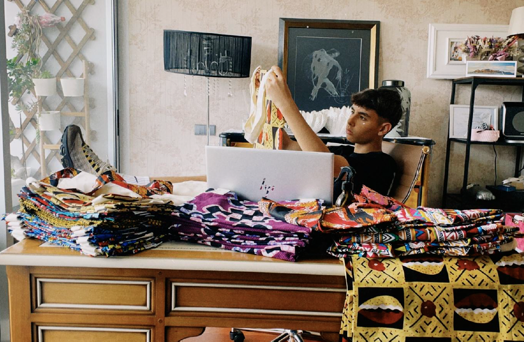 Jovem de Paredes funda marca de moda que une design português a tecidos tradicionais moçambicanos