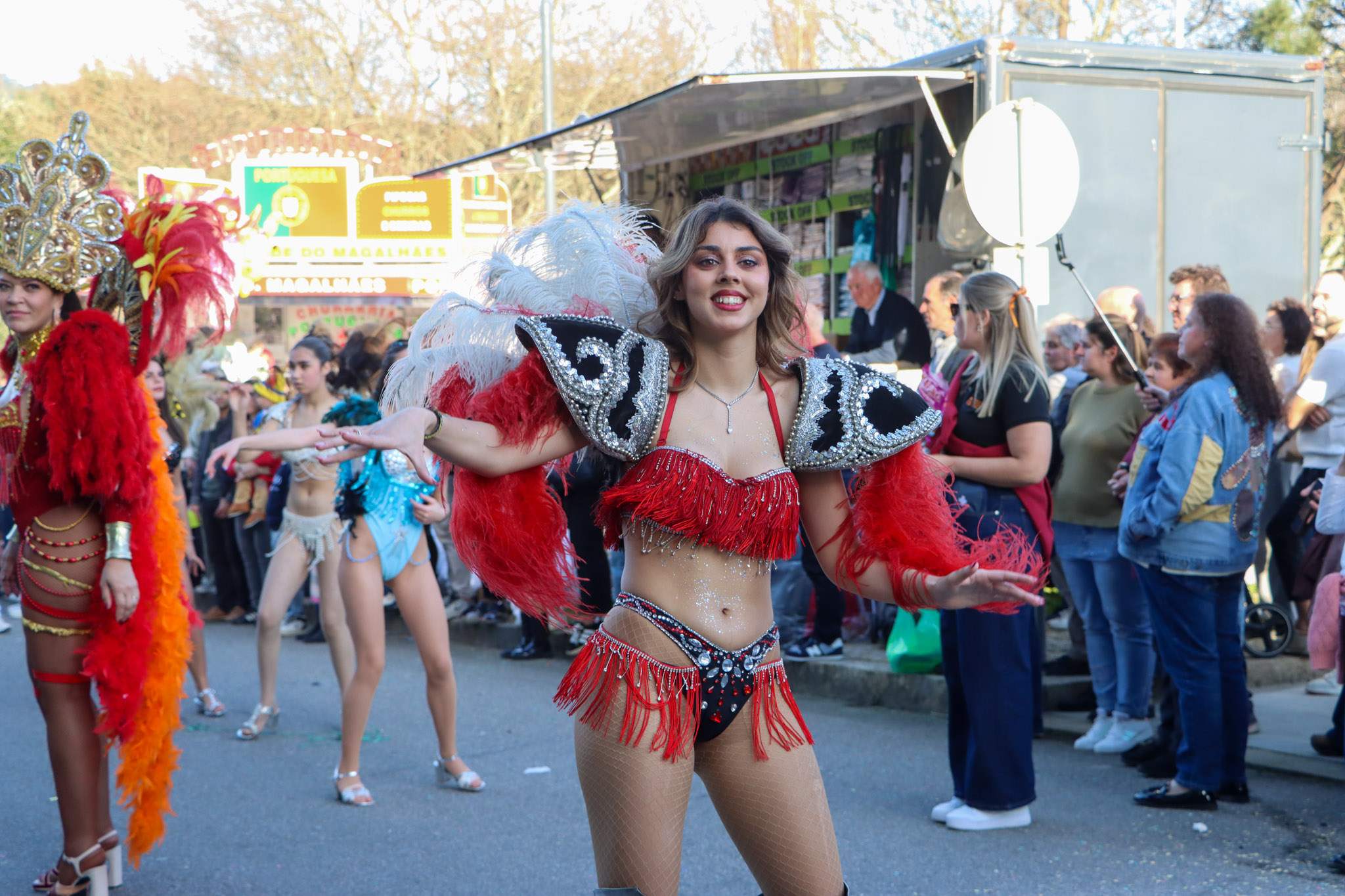 Milhares de foliões voltaram a colorir as ruas de Lordelo no tradicional corso carnavalesco