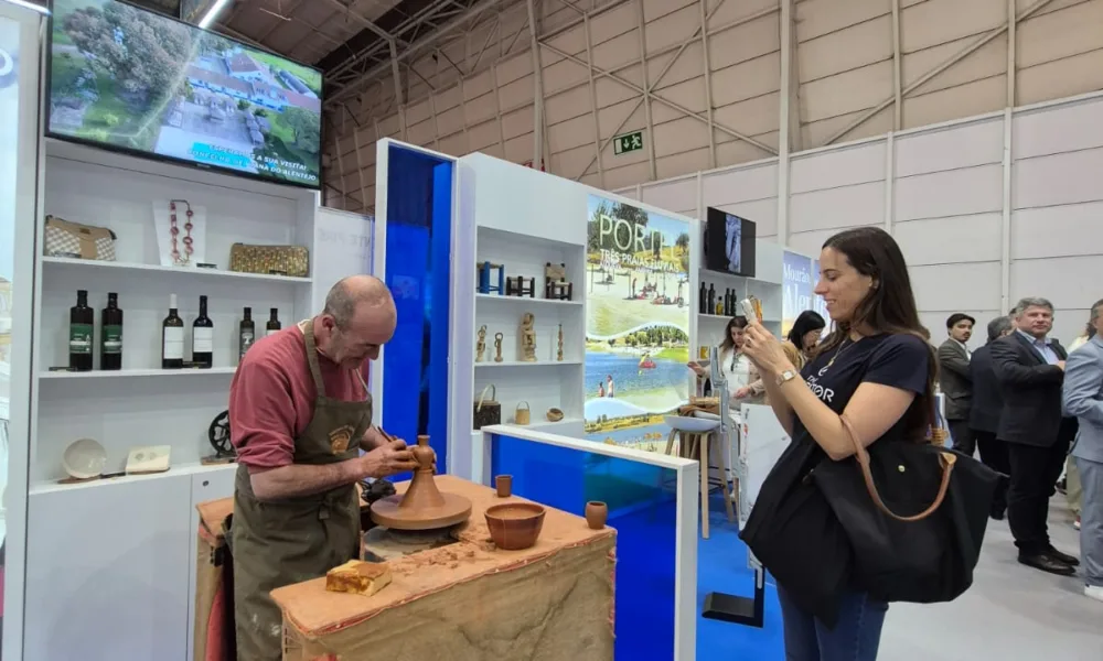 Segundo dia da BTL com o mestre oleiro Feliciano Mira Agostinho a trabalhar ao …