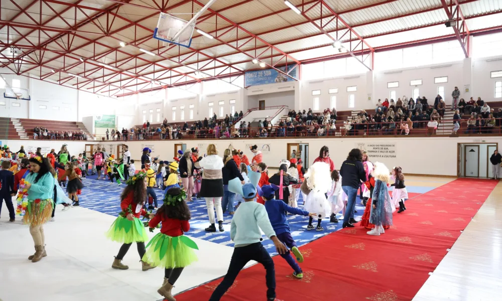 Chuva não trava a festa: Pavilhão de Ponte de Sor recebe desfile escolar de Carnaval