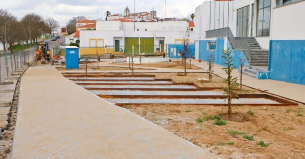 Empreitada de requalificação do jardim junto ao edifício do Centro de Atividades…