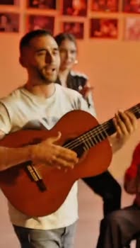 Para todos os amantes dos ritmos “calientes” da rumba e flamenco, Aurelio Gallar…