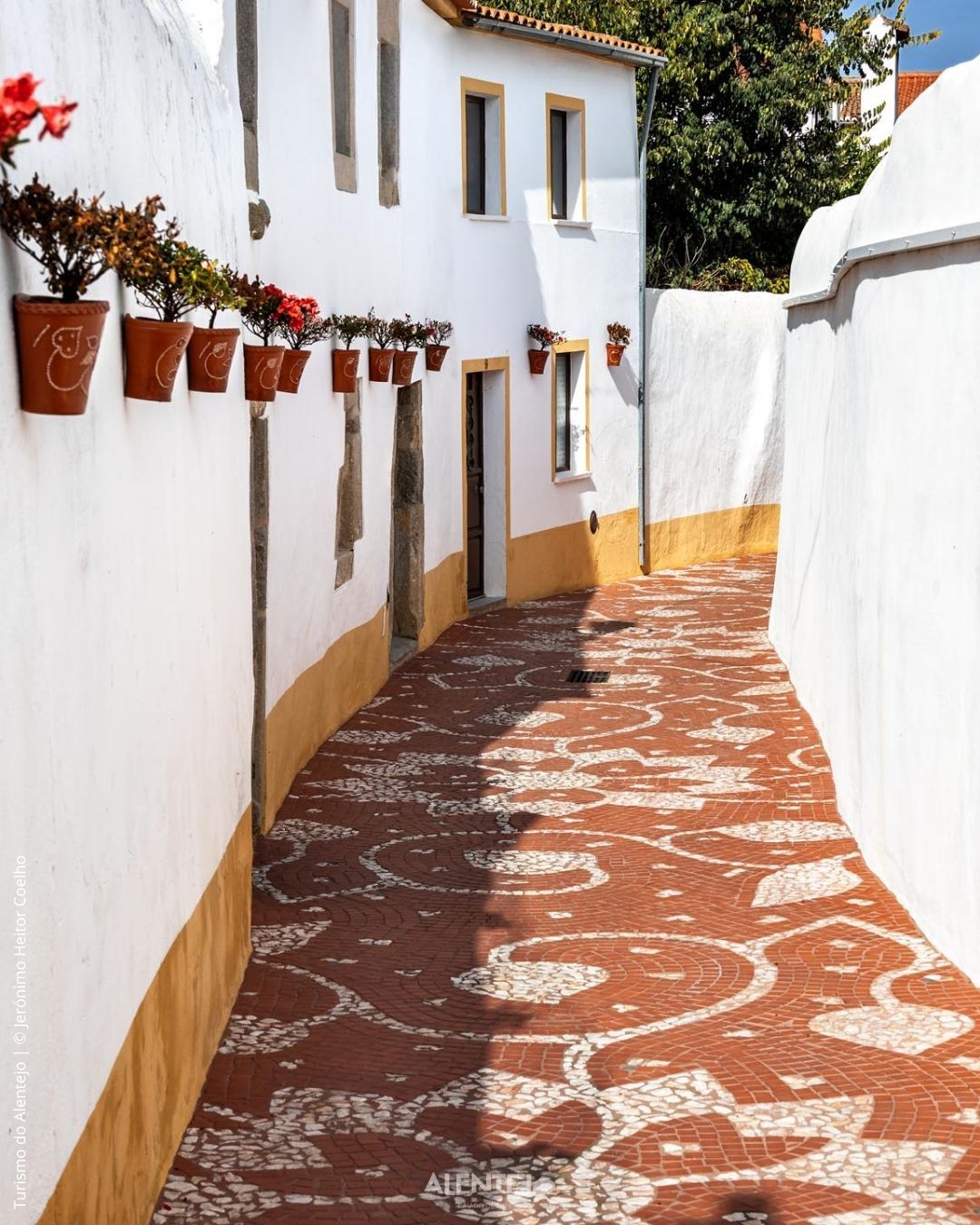 Há ruas que se percorrem… e outras que se sentem. 
A 𝐑𝐮𝐚 𝐝𝐞 𝐒𝐚𝐧𝐭𝐚 𝐌𝐚𝐫𝐢𝐚 é um des…