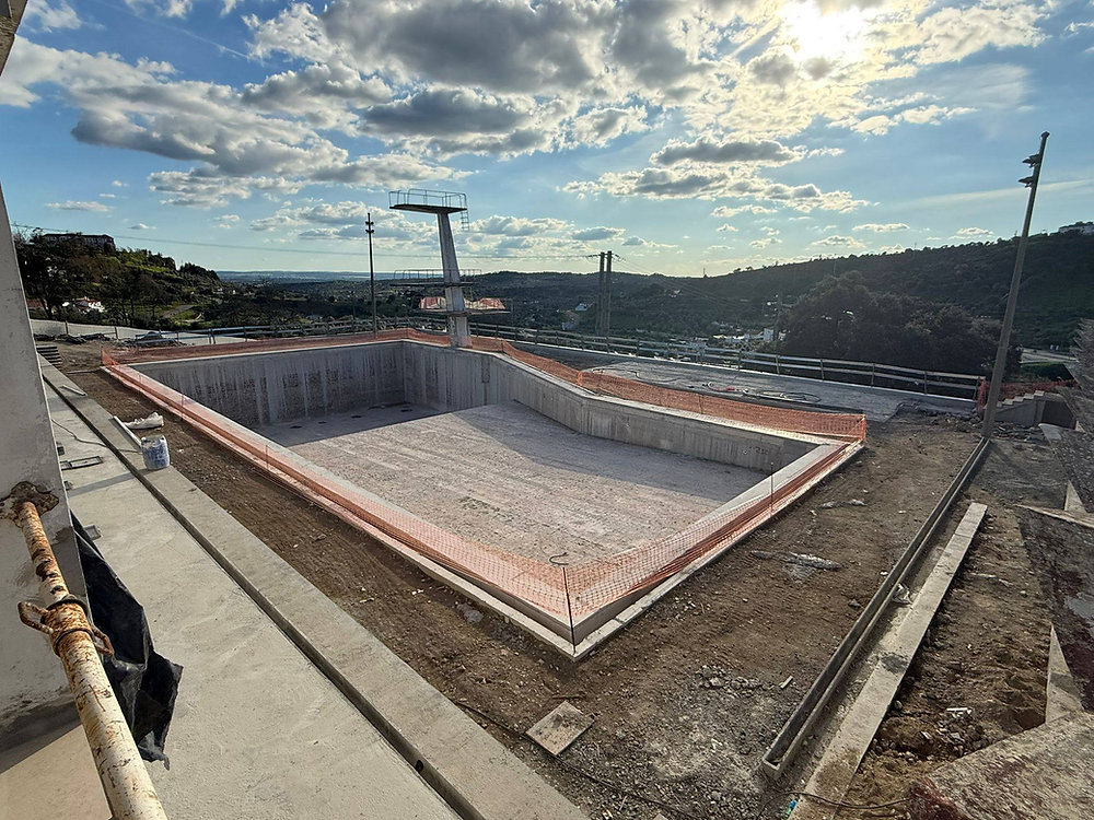 A execução da obra da Piscina Municipal Descoberta avança em grande ritmo.