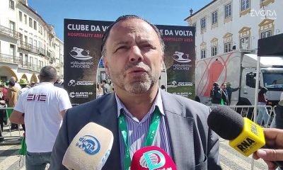 Évora brindou a “Alentejana” com banho de multidão.
Foi uma Praça de Giraldo eng…