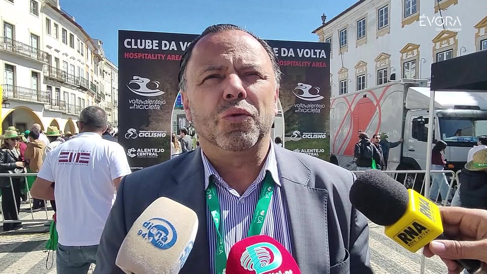 Évora brindou a “Alentejana” com banho de multidão.
Foi uma Praça de Giraldo eng…