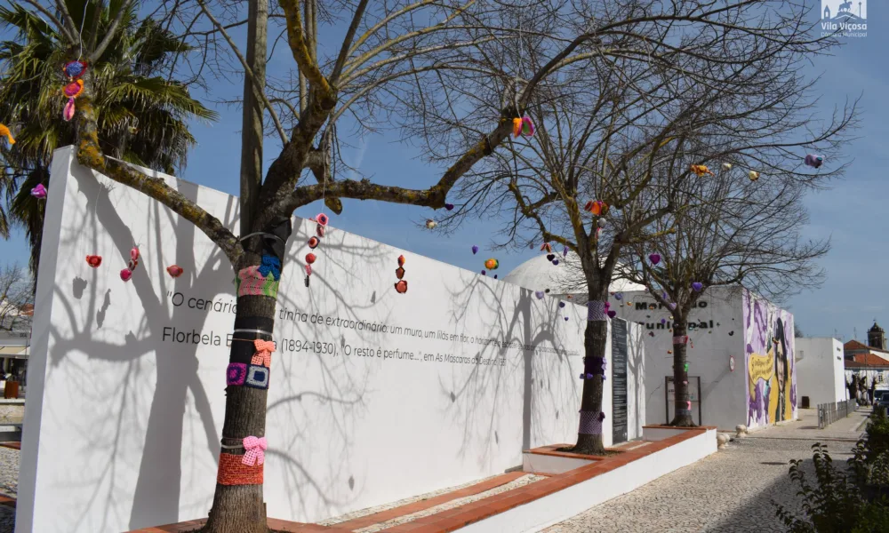 ARTE TRICOT JUNTO AO MURAL DE FLORBELA ESPANCA 

No âmbito da celebração do Dia …