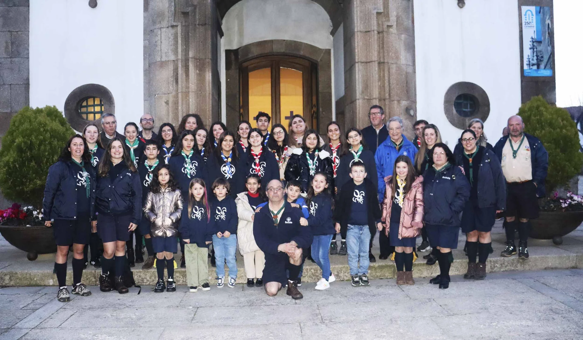 Agrupamento 957 de Escuteiros de Cinfães celebrou 36 anos com promessas, investiduras e convívio na Igreja Matriz