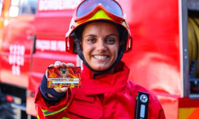 Bombeiros de Paços de Ferreira celebram Dia da Mulher com fotografia conjunta das bombeiras voluntárias no quartel