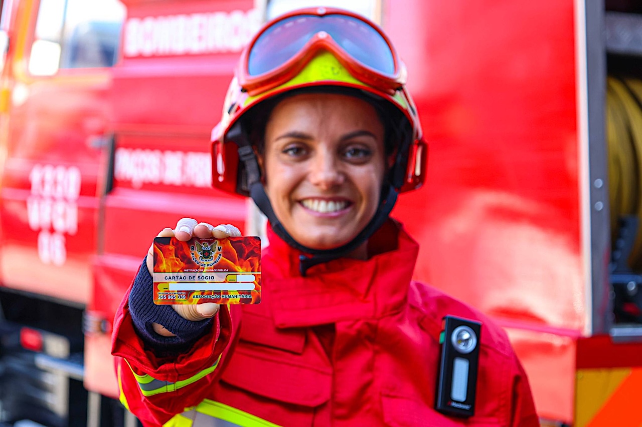 Bombeiros de Paços de Ferreira celebram Dia da Mulher com fotografia conjunta das bombeiras voluntárias no quartel