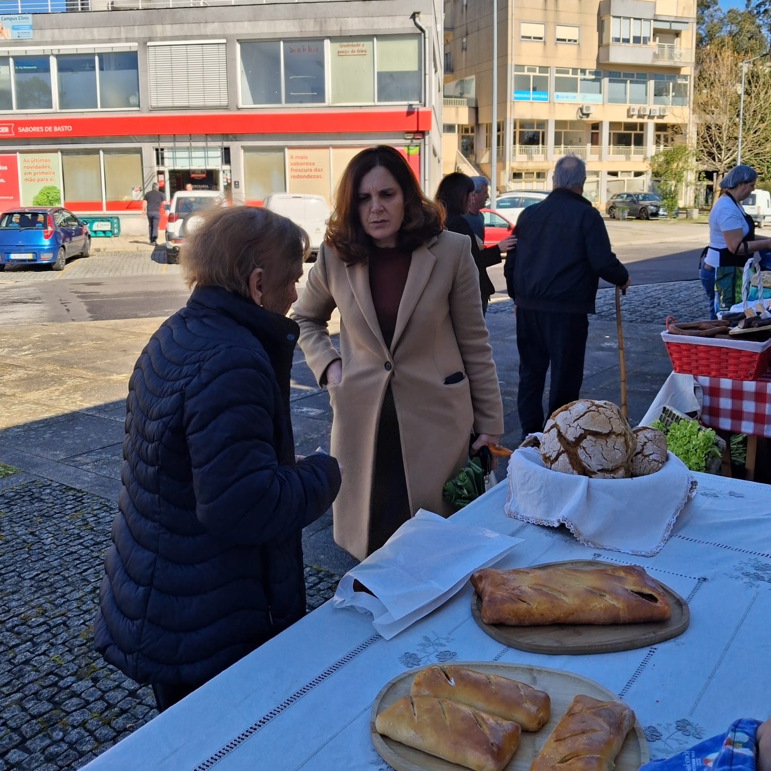 Celeiro Rico em Celorico de Basto presta homenagem à camélia no mercado de produtores locais