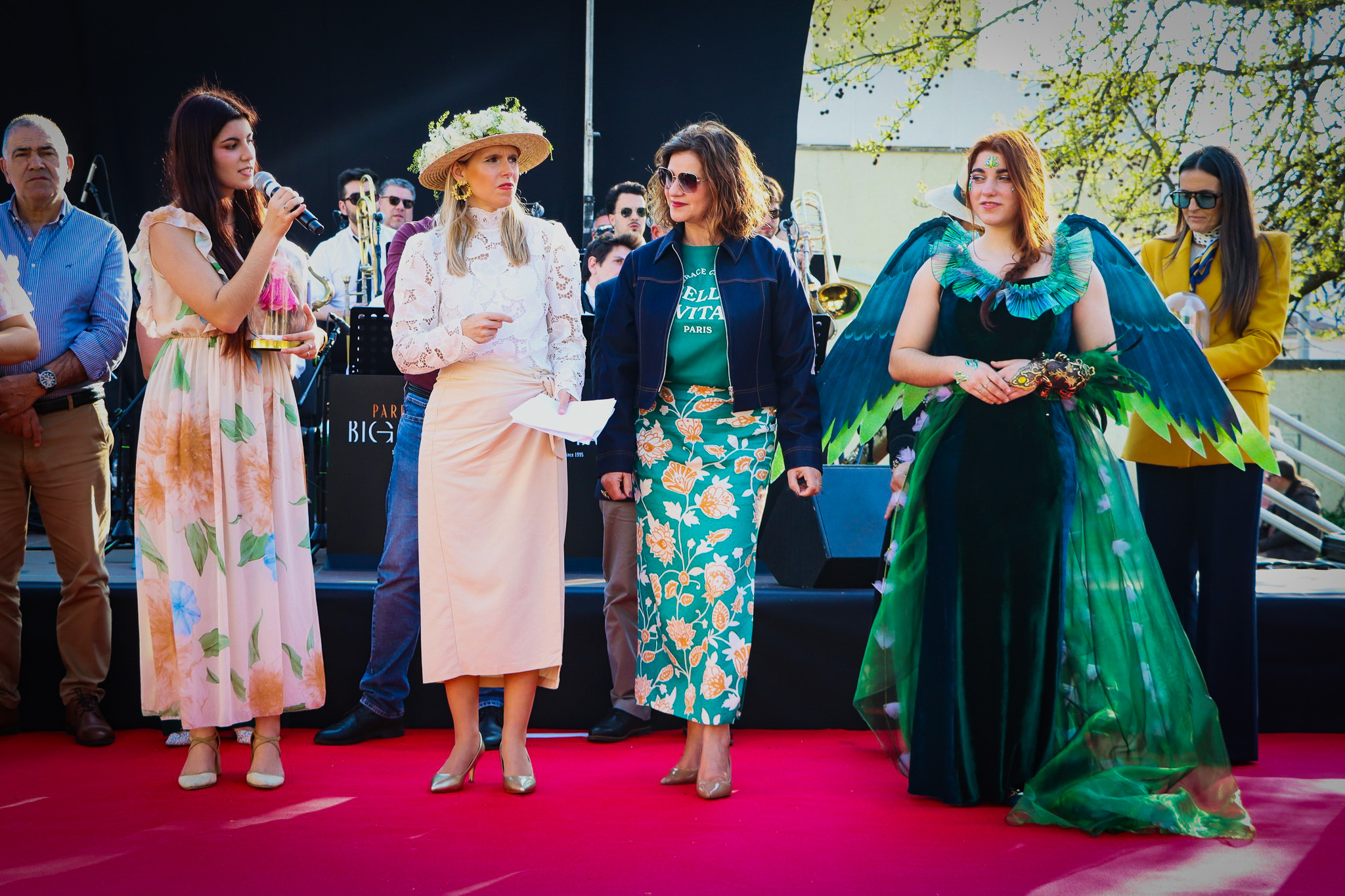 Desfile de Vestidos e Chapéus de Flores coloriu jardins da Casa da Cultura de Paredes com vitória da Madalena e Sobreira