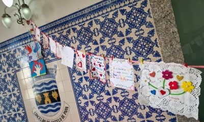 Exposição “Afetos” no átrio da Câmara de Castelo de Paiva mostra trabalhos de alunos sobre laços familiares