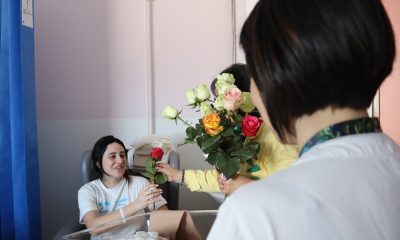 Hospital Padre Américo assinalou Dia da Mulher com oferta de flores a utentes internadas nos serviços de Ginecologia e Especialidades Médicas