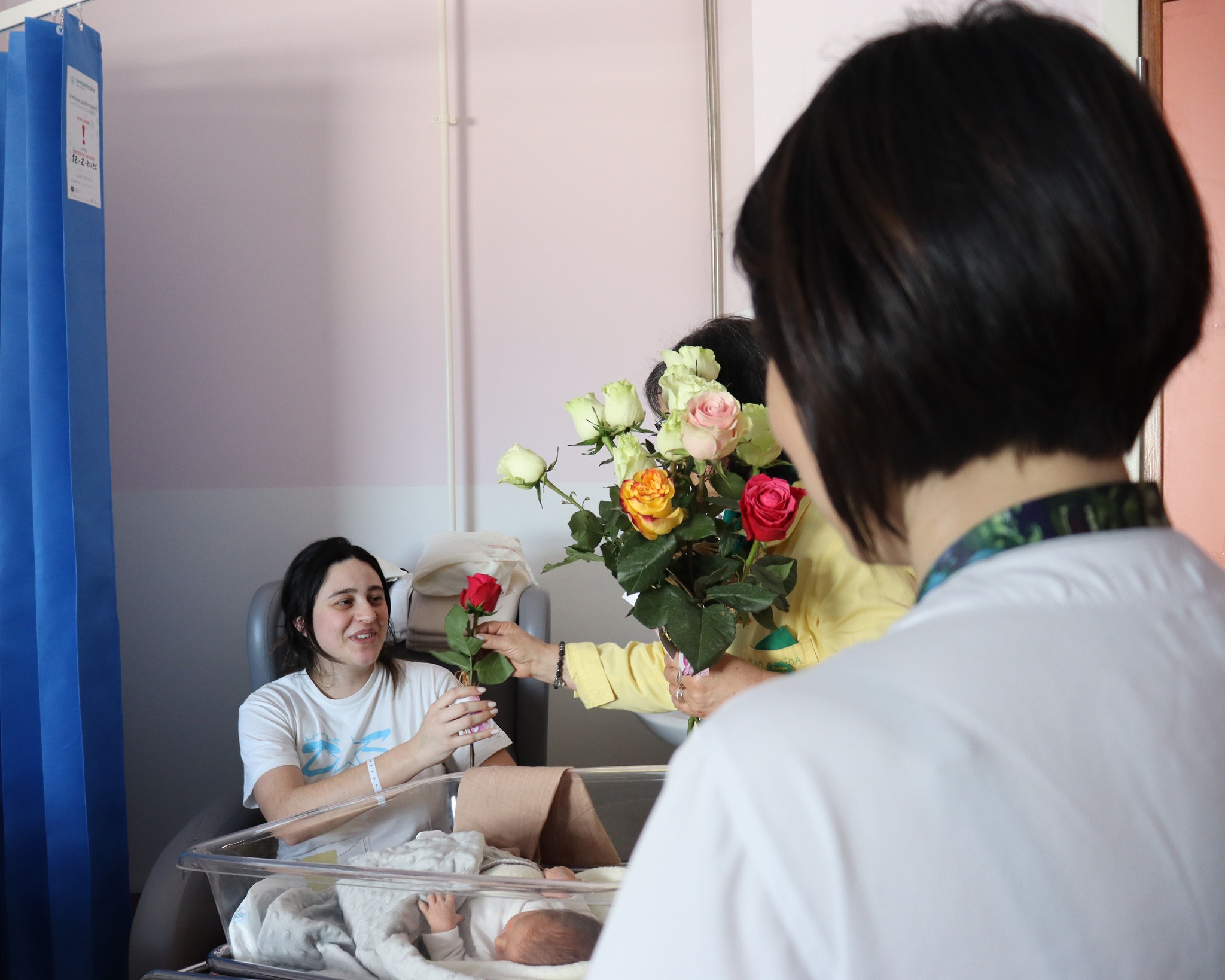 Hospital Padre Américo assinalou Dia da Mulher com oferta de flores a utentes internadas nos serviços de Ginecologia e Especialidades Médicas