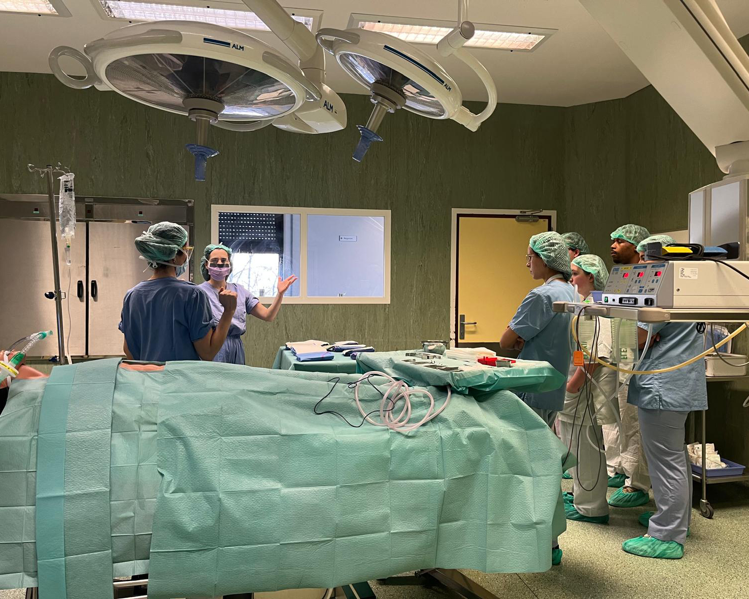Hospital Padre Américo promove formação em ambiente de simulação para médicos internos no Bloco Operatório