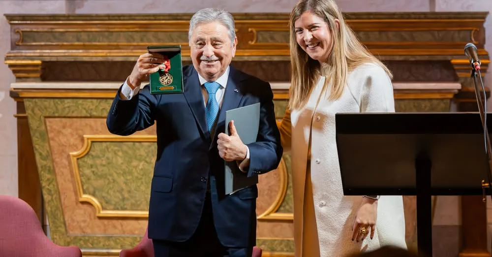 O Governo atribuiu a Medalha de Mérito Cultural a Armando Martins, reconhecendo …