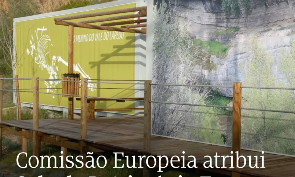 O sítio arqueológico “Abrigo do Lagar Velho” em conjunto com a sepultura paleolí…