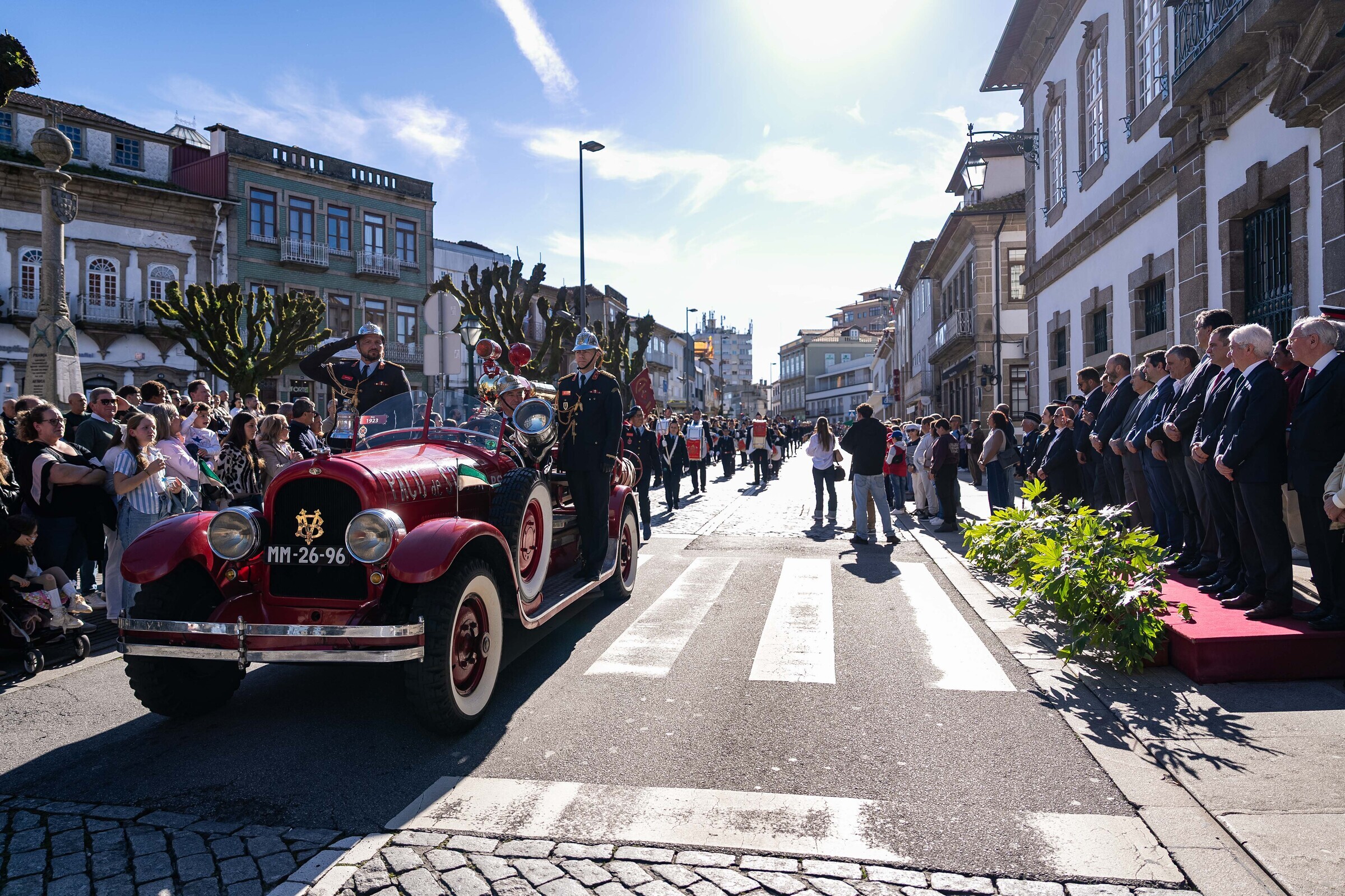 Penafiel celebrou Dia do Bombeiro com desfile e anúncio de 30 capacetes para as três corporações do concelho
