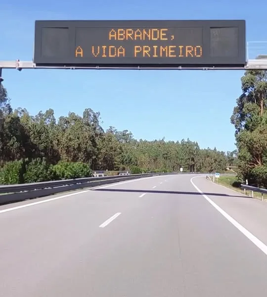 Se conduz, abrande. Não vale a pena
tentar ganhar minutos.

Dê prioridade à vida…