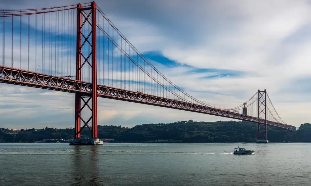 Acidente na Ponte 25 de Abril causa vítima mortal