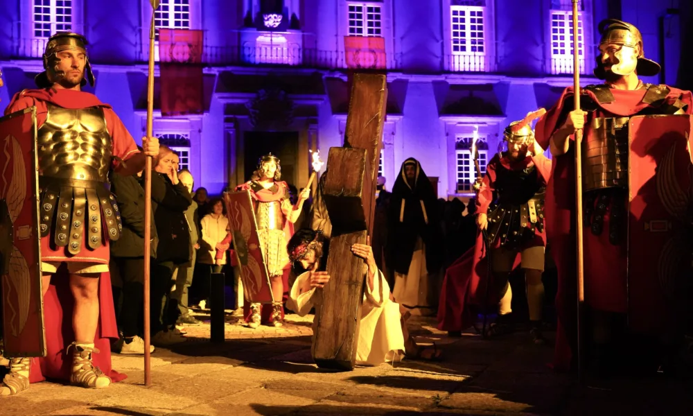 Milhares de pessoas acompanharam recriação da Via Sacra