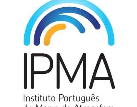 Aguaceiros e poeiras marcam o estado do tempo esta terça-feira