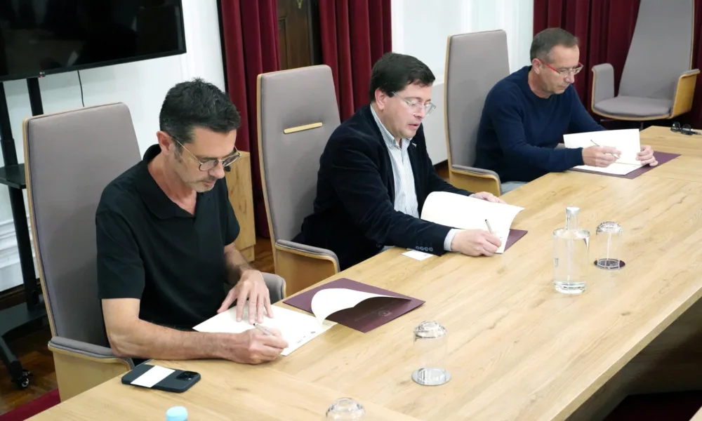 Anta dos Enxacafres: achados expostos em São Francisco da Serra – Câmara Municipal de Santiago do Cacém