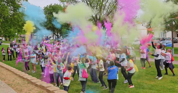 Muita animação e cor na manhã em que a Comissão de Proteção de Crianças e Jovens…