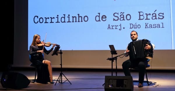 ‘Dúo Kasal’ levou público do auditório do Centro Cultural por um périplo musical…