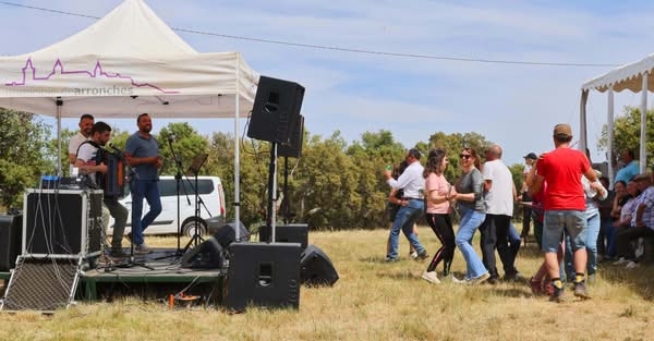 Dia primaveril foi convidativo e a pé, a cavalo, de carroça, de mota ou automóve…
