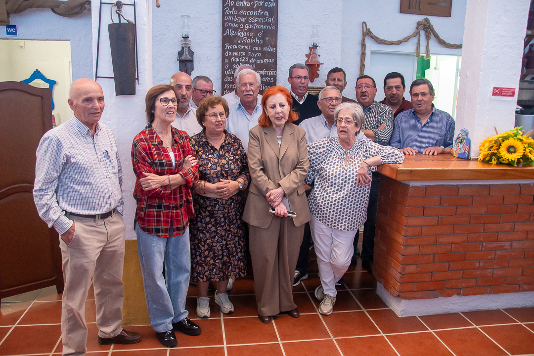 Ministra canta Gotinha de Água

Antes do momento formal de assinaturas no Rossio…