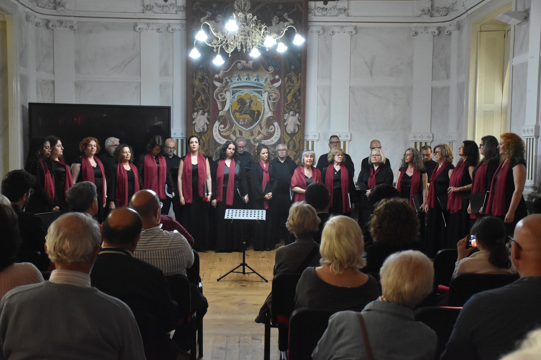 𝗘𝗯𝗼𝗿𝗮𝗲 𝗠𝘃𝘀𝗶𝗰𝗮 𝗱𝗲𝘂 𝗰𝗼𝗻𝗰𝗲𝗿𝘁𝗼 𝗰𝗼𝗺𝗲𝗺𝗼𝗿𝗮𝘁𝗶𝘃𝗼 𝗱𝗼 𝟮𝟱 𝗱𝗲 𝗮𝗯𝗿𝗶𝗹 𝗻𝗼 𝗦𝗮𝗹𝗮̃𝗼 𝗡𝗼𝗯𝗿𝗲 𝗱𝗼𝘀 𝗣𝗮𝗰̧𝗼…