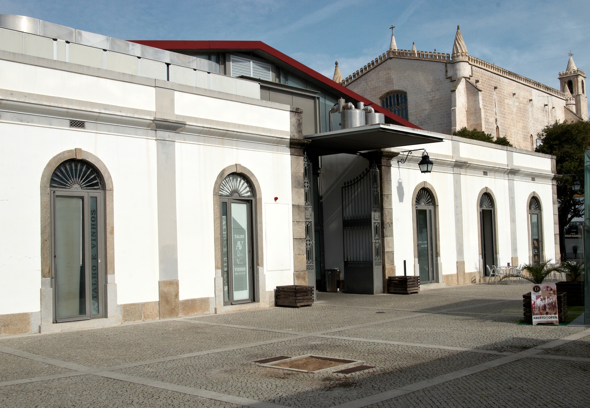 No próximo dia 25 de abril, feriado, o Mercado Municipal de Évora estará aberto…