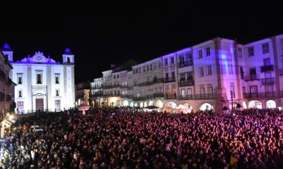 𝗠𝗶𝗹𝗵𝗮𝗿𝗲𝘀 𝗱𝗲 𝗽𝗲𝘀𝘀𝗼𝗮𝘀 𝗰𝗲𝗹𝗲𝗯𝗿𝗮𝗿𝗮𝗺 𝗼 𝟮𝟱 𝗱𝗲 𝗔𝗯𝗿𝗶𝗹 𝗲𝗺 𝗘́𝘃𝗼𝗿𝗮 

A Praça de Giraldo foi …