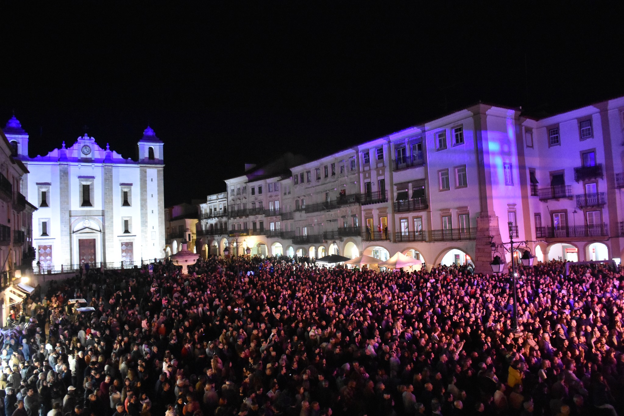 𝗠𝗶𝗹𝗵𝗮𝗿𝗲𝘀 𝗱𝗲 𝗽𝗲𝘀𝘀𝗼𝗮𝘀 𝗰𝗲𝗹𝗲𝗯𝗿𝗮𝗿𝗮𝗺 𝗼 𝟮𝟱 𝗱𝗲 𝗔𝗯𝗿𝗶𝗹 𝗲𝗺 𝗘́𝘃𝗼𝗿𝗮 

A Praça de Giraldo foi …