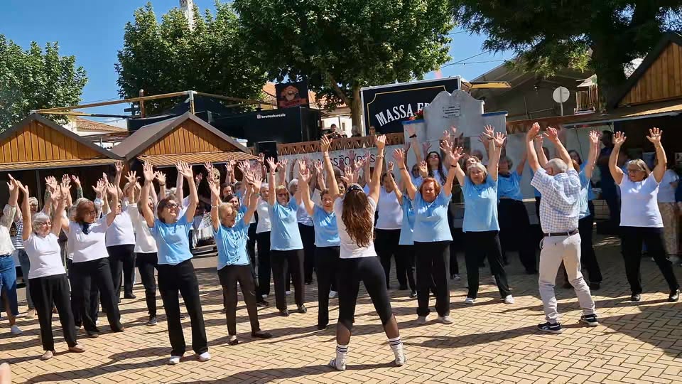 O grupo de dança das Freguesias em Movimento atua no 10º Mercado da Terra – Fei…