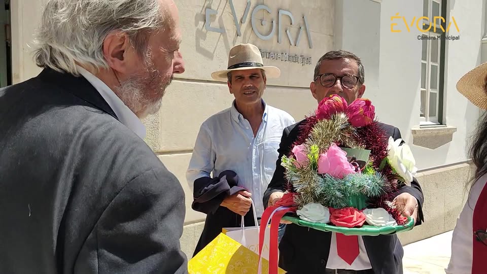 Em Évora, Abril voltou a cumprir-se … na rua.
A Praça de Sertório foi palco da…