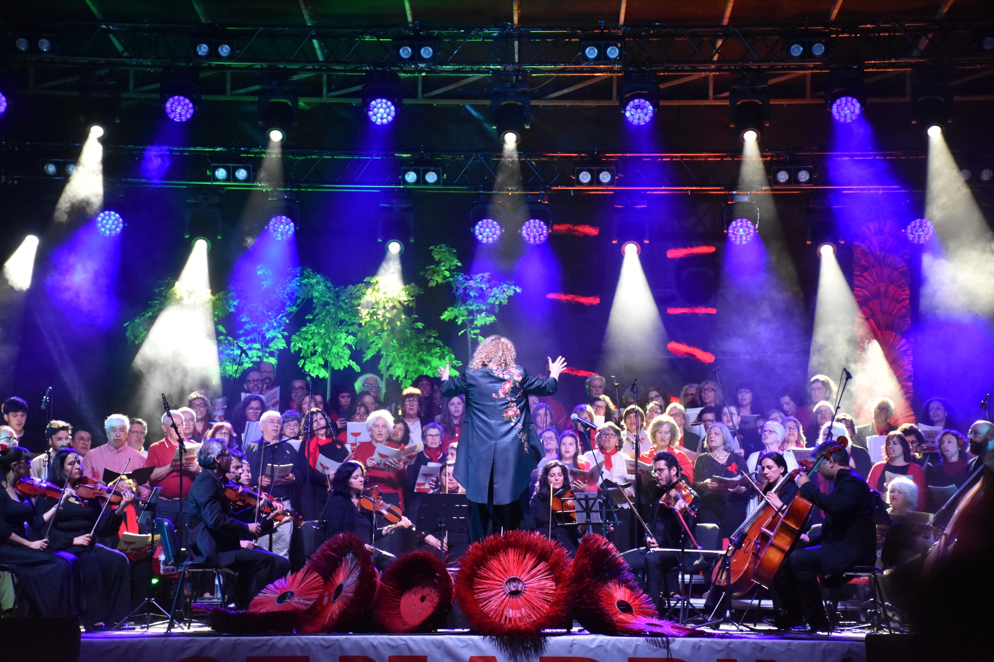 𝗩𝗼𝘇𝗲𝘀 𝗱𝗲 𝗔𝗯𝗿𝗶𝗹 𝗲 𝗢𝗿𝗾𝘂𝗲𝘀𝘁𝗿𝗮 𝗱𝗼 𝗔𝗹𝗲𝗻𝘁𝗲𝗷𝗼 𝗰𝗮𝗻𝘁𝗮𝗿𝗮𝗺 𝗔𝗯𝗿𝗶𝗹 𝗻𝗮 𝗣𝗿𝗮𝗰̧𝗮 𝗱𝗲 𝗚𝗶𝗿𝗮𝗹𝗱𝗼 

Mai…