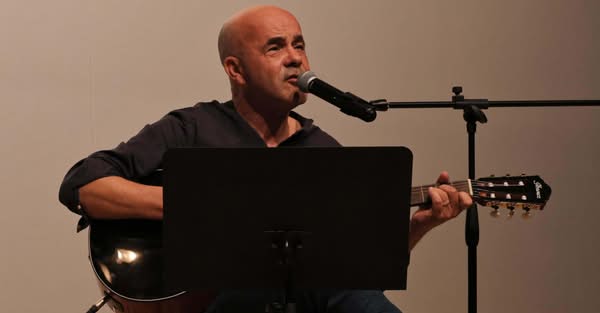 O artista Rui Moura subiu ao palco do auditório de Arronches em mais uma ativida…