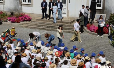 Alunos de Campelo assinalam 52 anos do 25 de Abril com arruada e partilha intergeracional de memórias