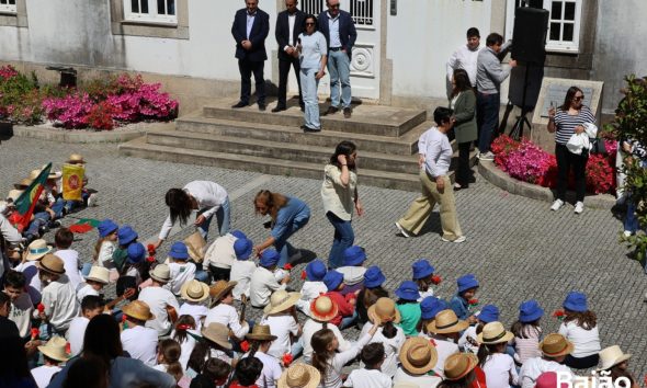 Alunos de Campelo assinalam 52 anos do 25 de Abril com arruada e partilha intergeracional de memórias