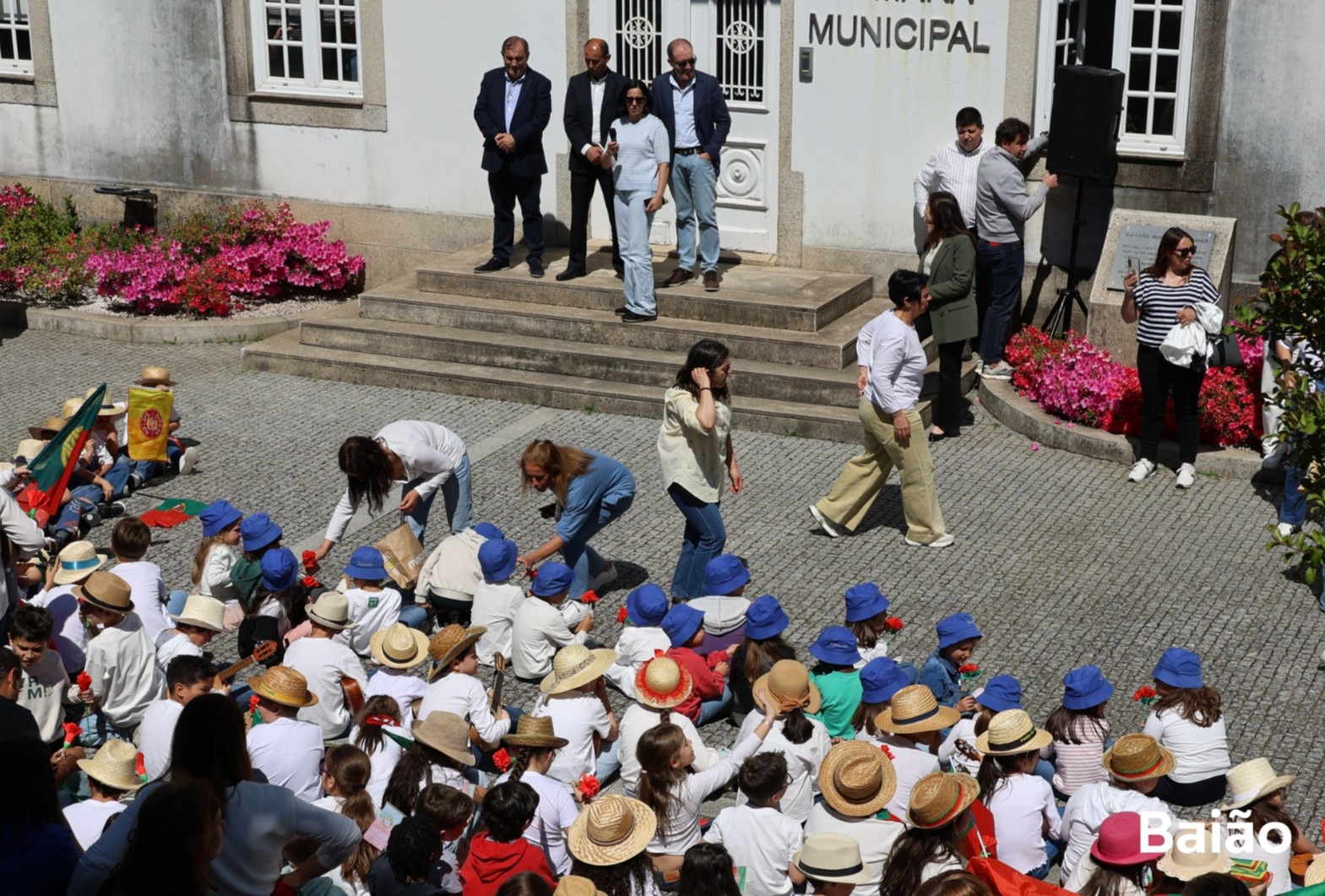 Alunos de Campelo assinalam 52 anos do 25 de Abril com arruada e partilha intergeracional de memórias