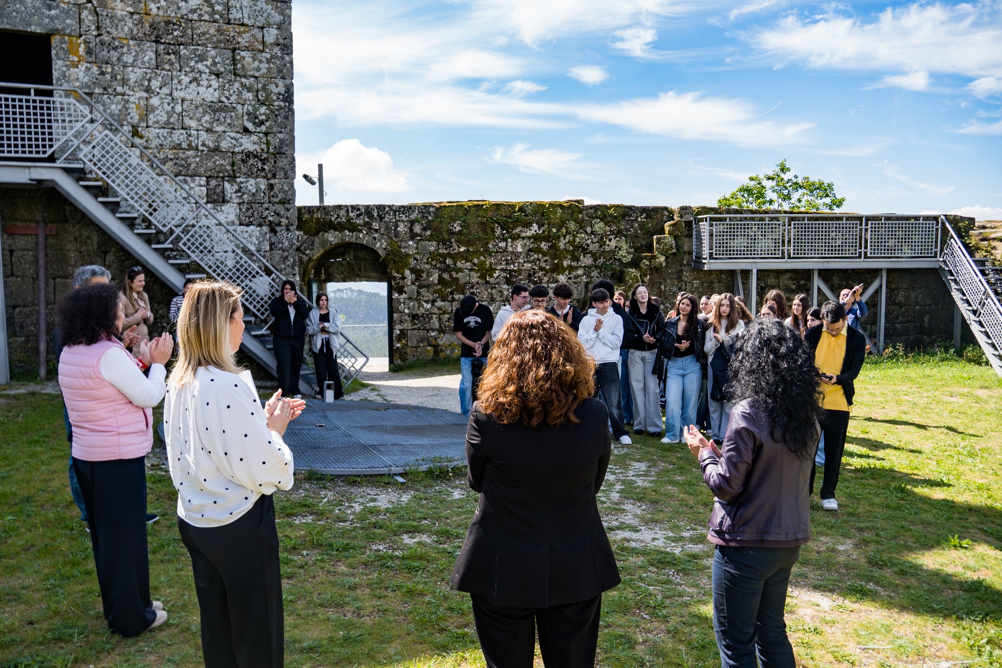 Alunos de Celorico de Basto colocam mensagem em “caixa do tempo” no Castelo de Arnoia para ser aberta em 2046