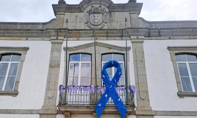 CPCJ de Resende assinala Mês da Prevenção dos Maus-Tratos na Infância com laço azul gigante e iluminação dos Paços do Concelho