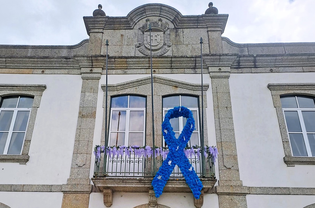 CPCJ de Resende assinala Mês da Prevenção dos Maus-Tratos na Infância com laço azul gigante e iluminação dos Paços do Concelho