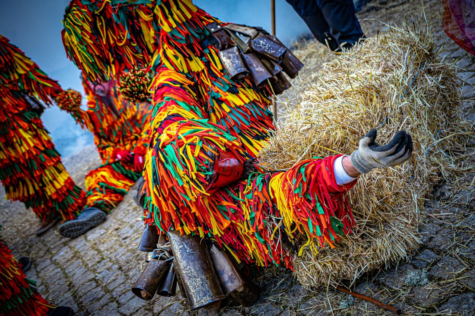 Caretos de Murçós atuam na Queima do Maio em Recarei com esconjuro e queimada tradicional
