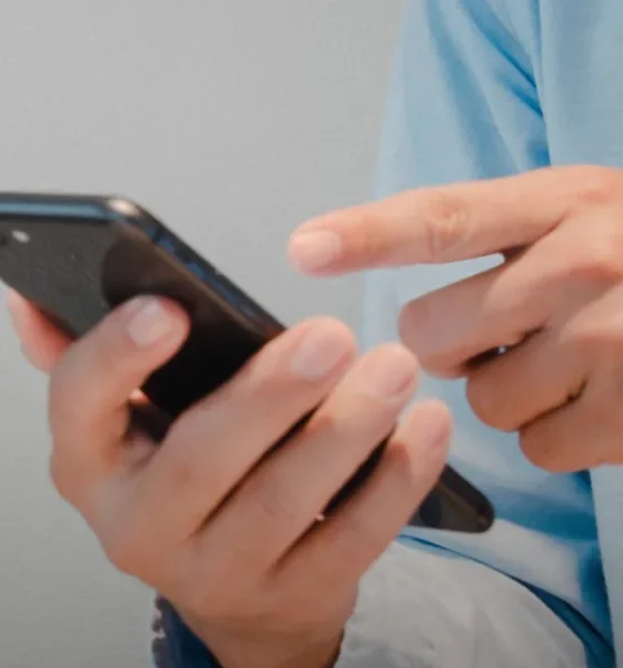 Deslize o carrossel e fique a conhecer que informações deve dar quando liga par…