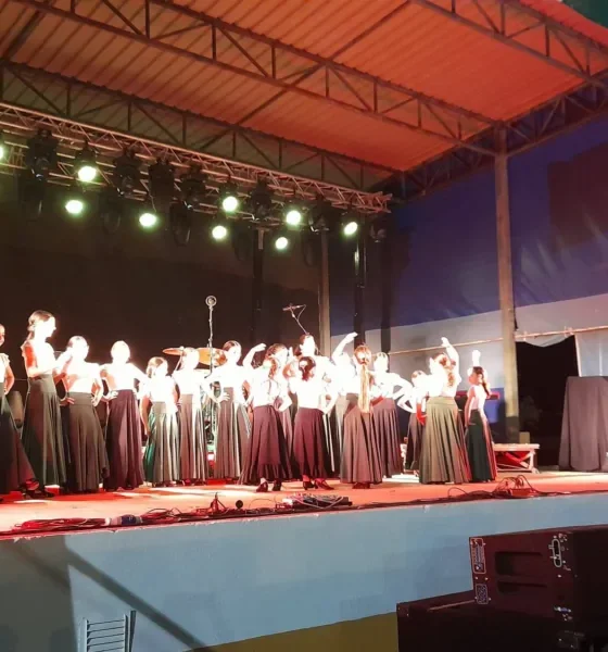 E no Largo da Gamita, em Alcáçovas, já em palco, o Grupo de Sevilhanas da Escol…