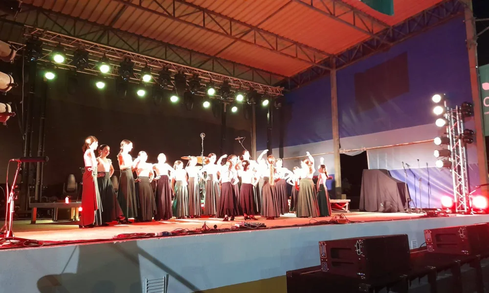 E no Largo da Gamita, em Alcáçovas, já em palco, o Grupo de Sevilhanas da Escol…